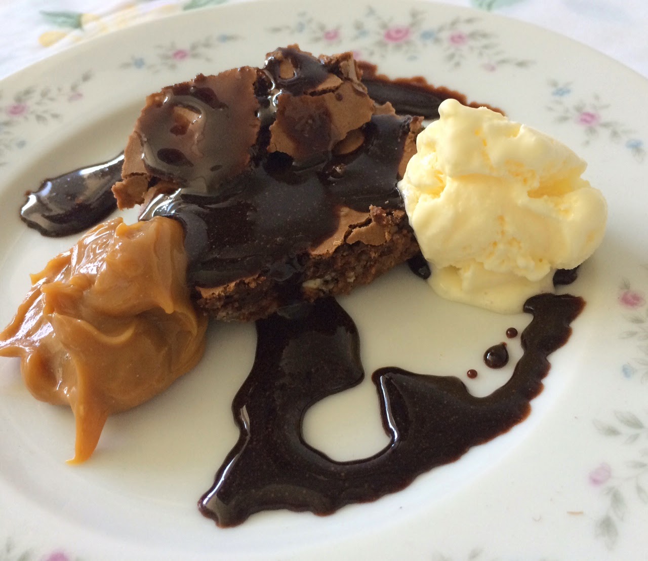 Brownie recheado com doce de leite, cobertura de calda de chocolate e sorvete