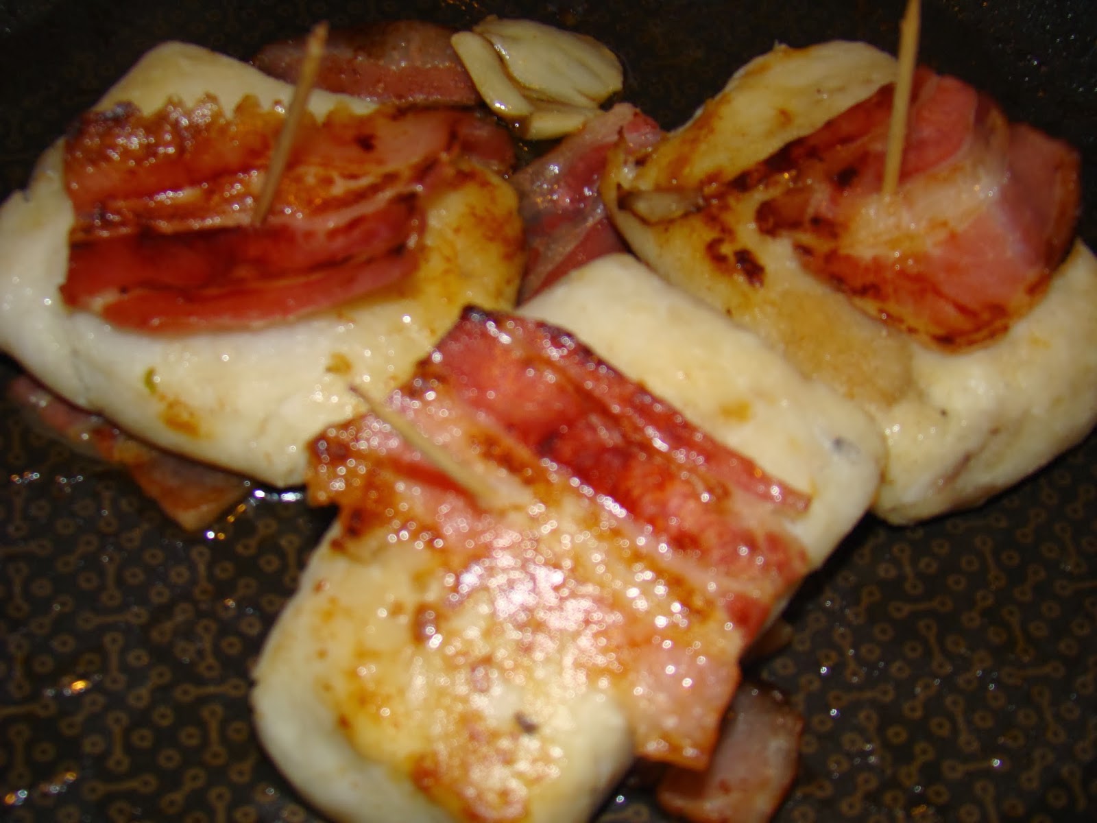 Medalhões de pescada com bacon na frigideira