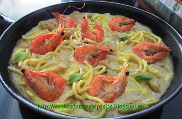 Esparguete fresco com lascas de bacalhau e camarão