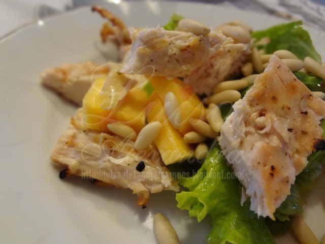 Salada com Alface, Pêssego e Peito de Frango Grelhado com Pinhões