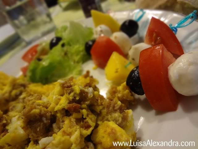 Salada Colorida de Alface, Tomate, Azeitonas, Manga e Mini-Mozzarellas com Ovo Mexido com Alheira