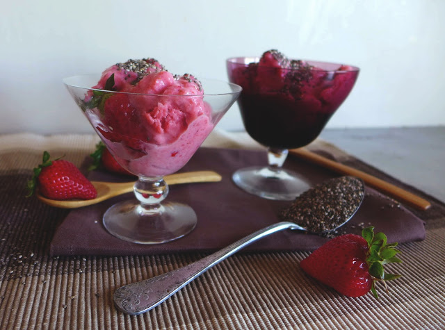 Gelado de iogurte e morangos/ Strawberry frozen Yogurt