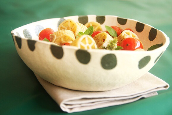 Salada de macarrão, tomate e anchova
