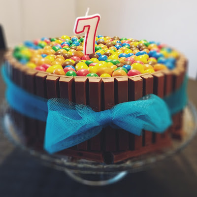 7 anos e um bolo de aniversário