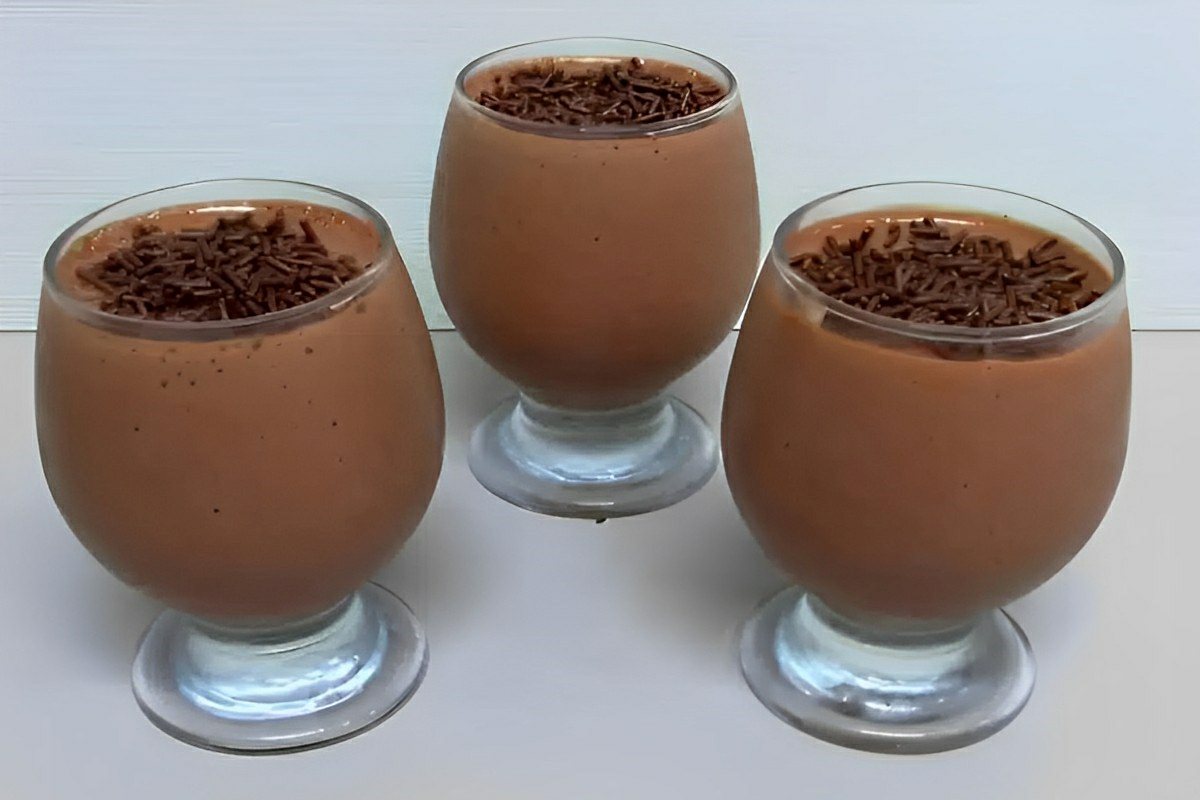 Mousse de chocolate simples e prático para servir em taças ou travessas em casa todo mundo ama