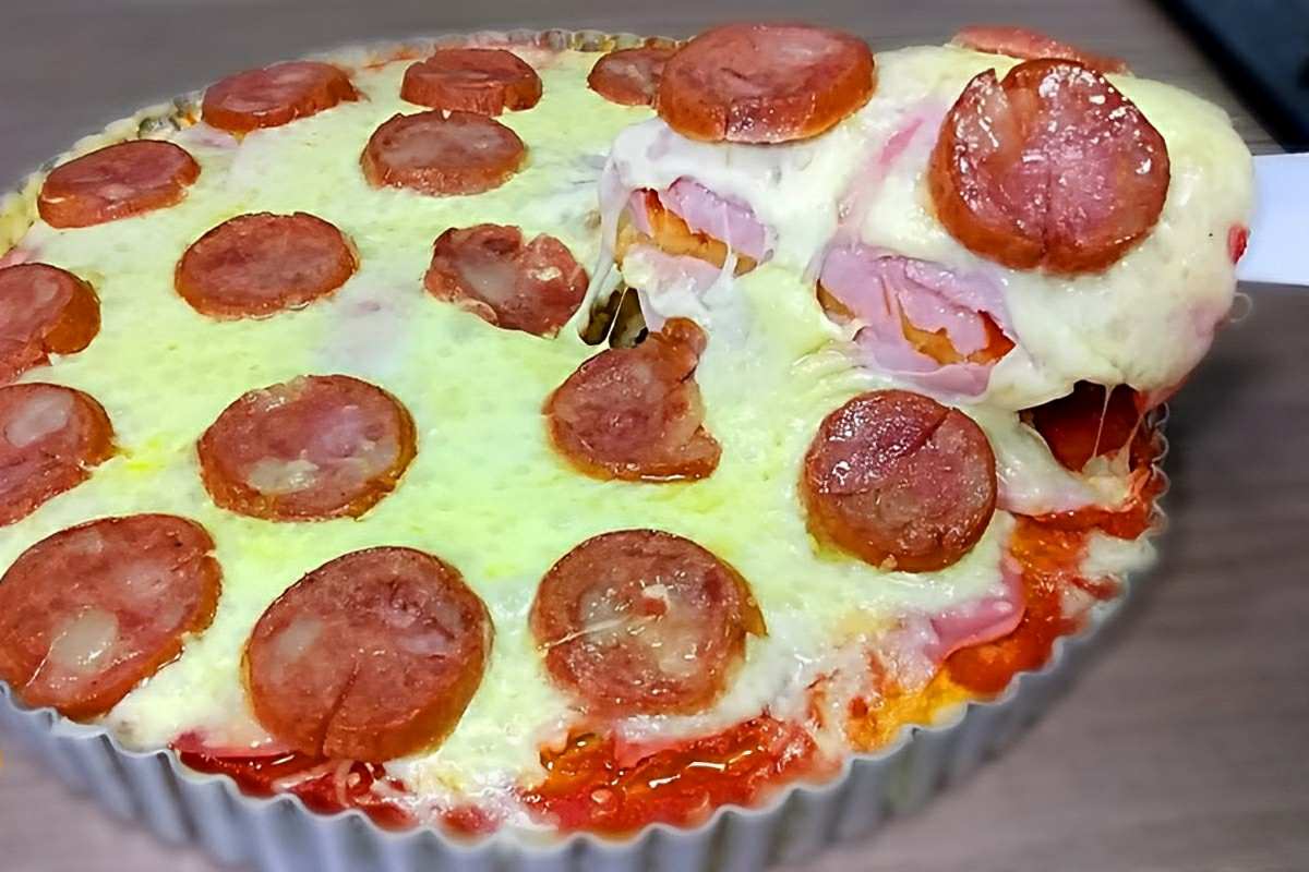 Pizza caseira de massa mole que não precisa sovar para você parar de comprar pizza