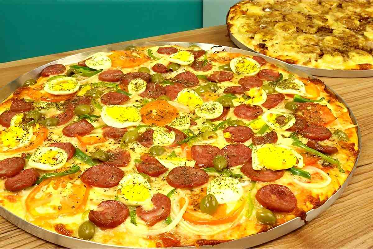 Pizza caseira deliciosa e fácil de fazer para você economizar sem abrir mão do sabor