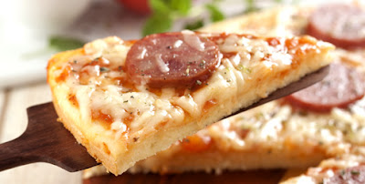 Pizza prática de calabresa e queijo