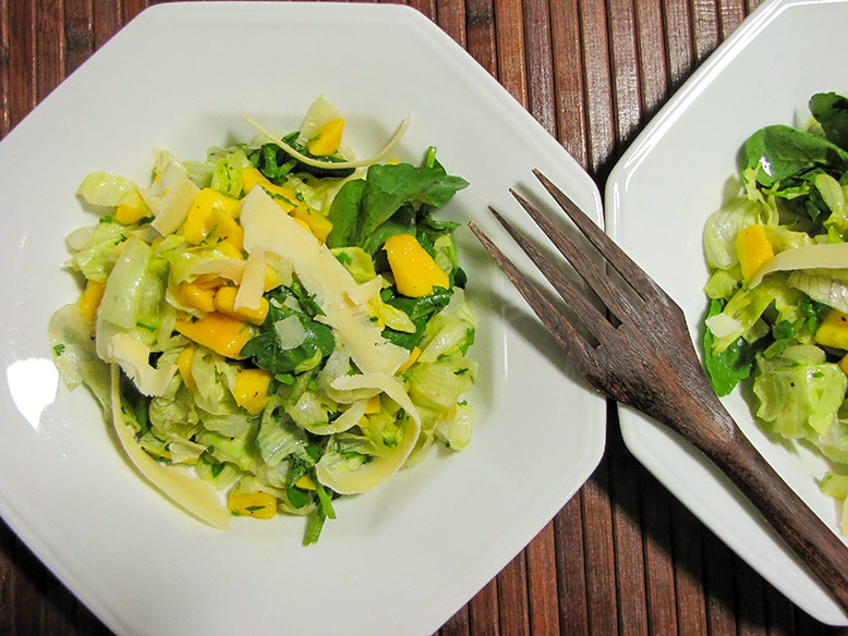Receita de salada verde com vinagrete de manga e parmesão
