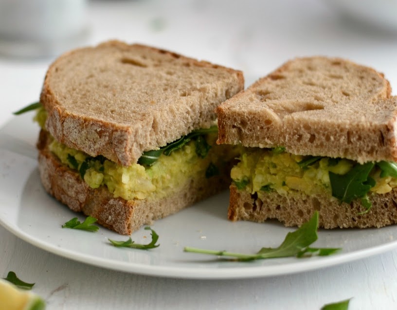 Sanduíche de Grão-de-Bico e Abacate (vegana)